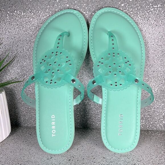 Torrid Medallion T-Strap Sandal (WW) Flip Flops Sandals Size 8 WW - Picture 4 of 7
